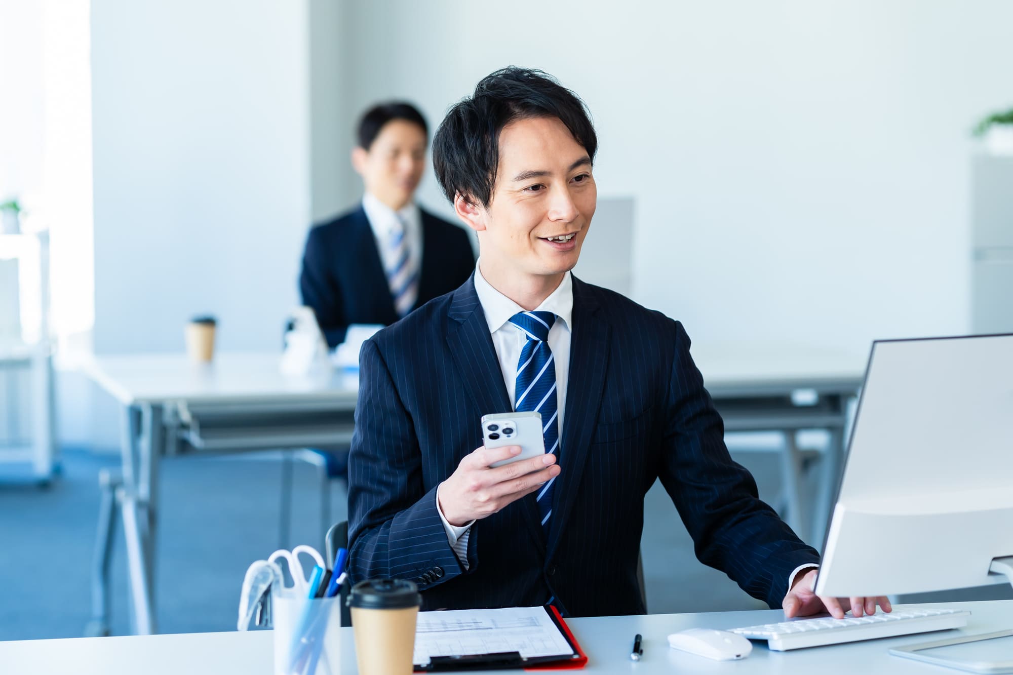 業者手配の電話をかける男性