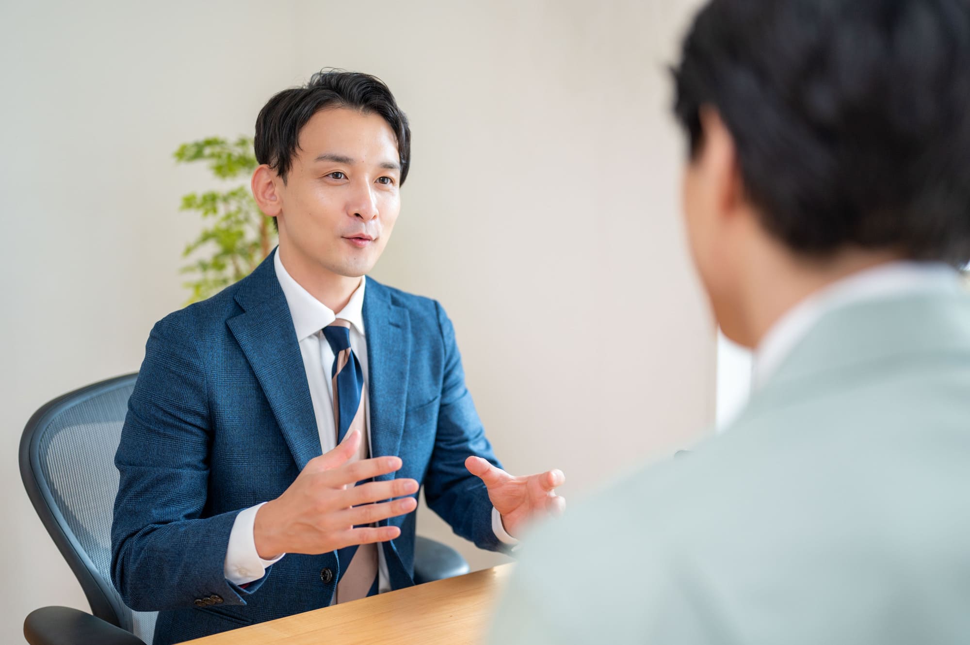 提案をするスーツ男性